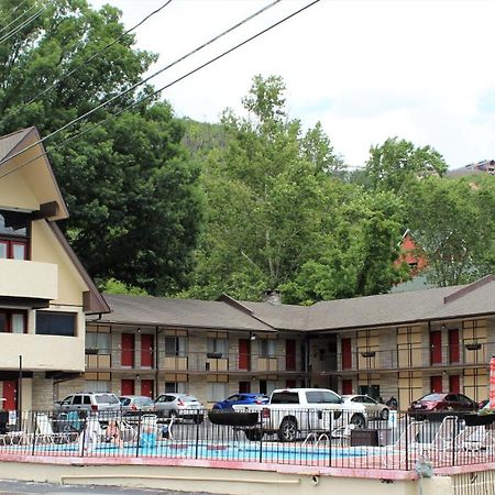 גטלינבורג Chalet Inn מראה חיצוני תמונה